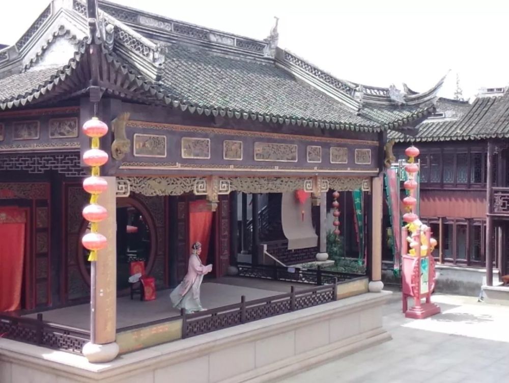 这种戏台系临时搭建,一般建于热闹街市中心,节日来临,将预先固定的