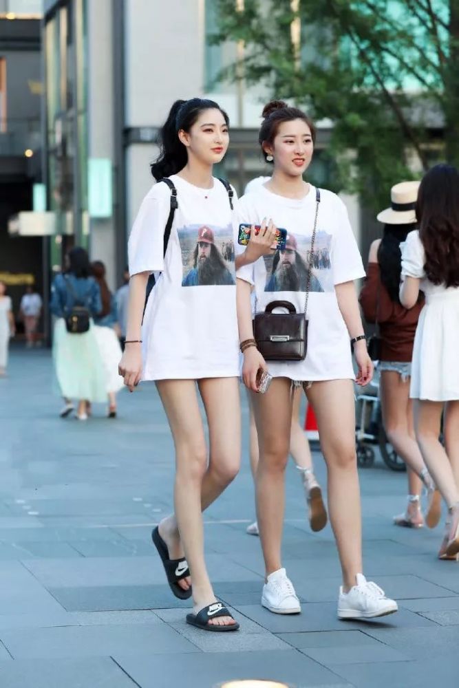 美女街拍:好闺蜜的穿搭总有相同之处,美得不像话