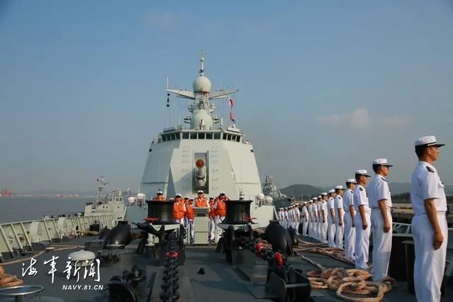 7日上午东部战区海军某驱逐舰支队太原舰从舟山某军港启航
