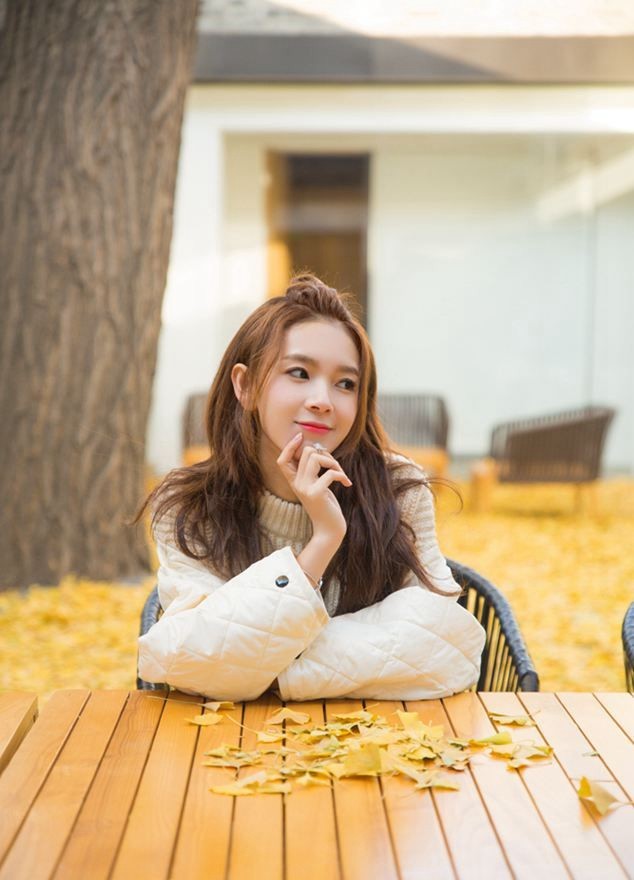 丸子头俏皮可爱,白色毛衣尽显甜美少女,颜值演技都在线的明星,值得点