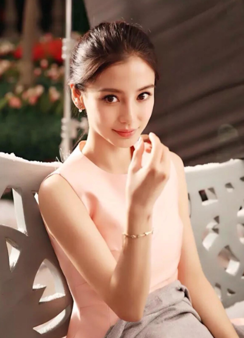 杨颖罕见童年照曝光表情呆萌,从小就是美人胚子,纯天然颜值