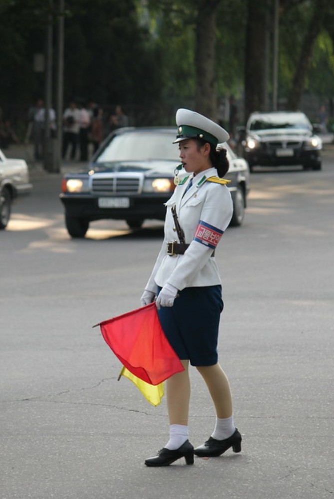 朝鲜女交警日常:六个人轮流上岗,每人每天指挥两个多小时