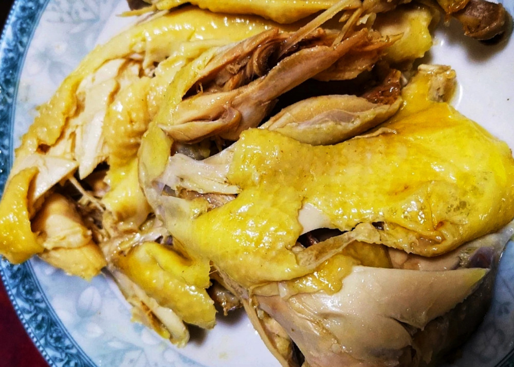还可用沙姜,红曲等,但山栀子上的颜色更鲜黄好看,再用盐焗粉腌制,免