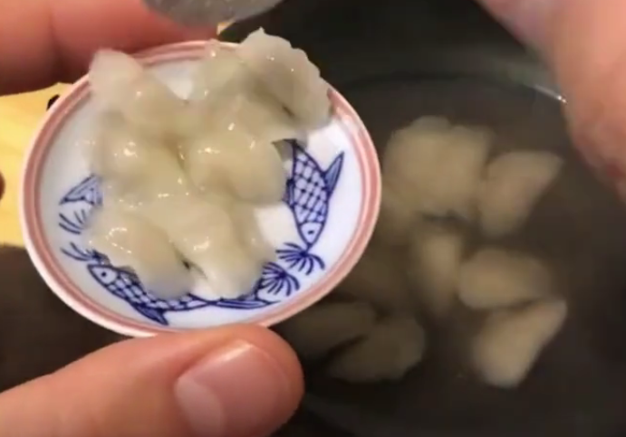 世界上"最小"的饺子,比拇指还小,网友:一口吃50个都不