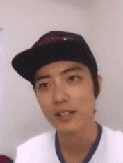 手快的粉丝早已按下暂停键截图,看来又要多一张肖战的表情包了.