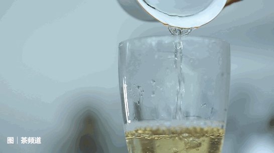 倒茶 将盖碗作为茶壶使用时,将碗盖斜盖,留出一道缝隙,大小足以出水