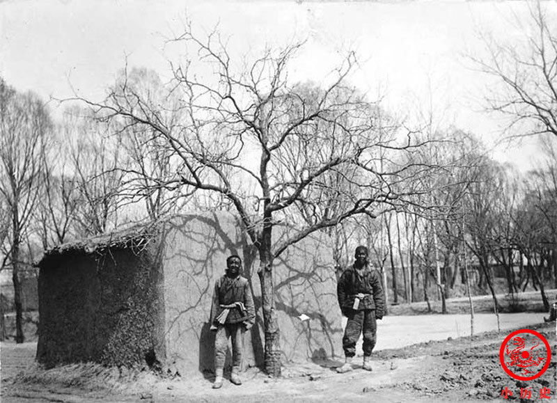 百年前北方农村老照片:房屋破败道路泥泞,农民穿粗布衣服