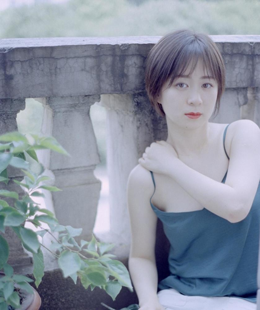 清新的短发女孩,迎接美好的清晨