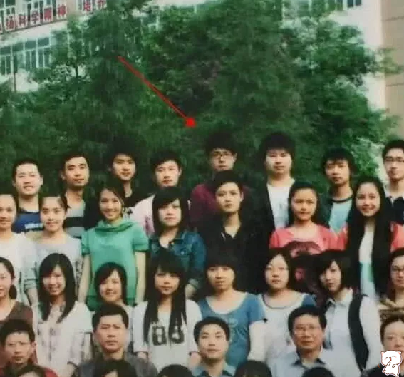 肖战"毕业照"被疯传,稳站c位颜值突出,杀马特造型真是