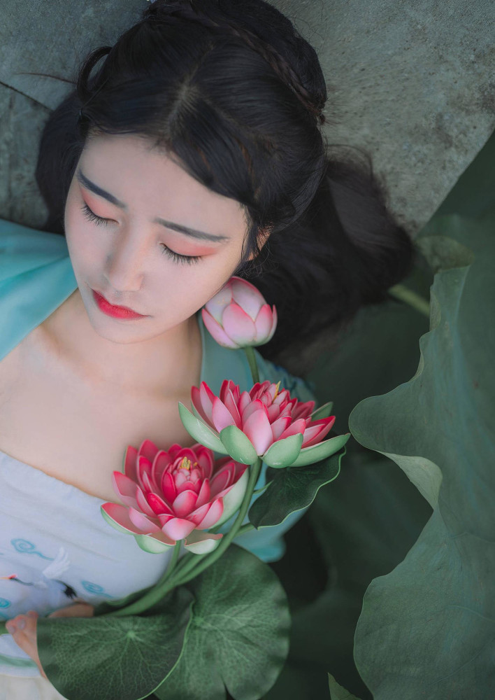 安然悠闲的午后,乌黑长发青衣女子