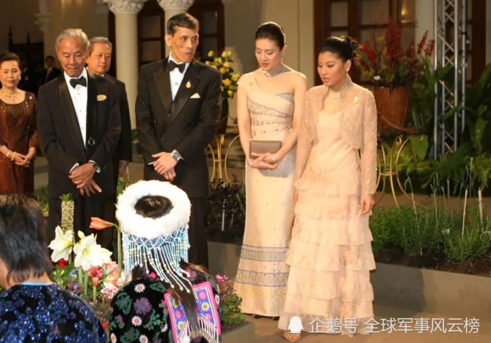 同样是穿传统礼服,西拉米王妃淡妆却明艳动人,苏提达化浓妆却遮不住