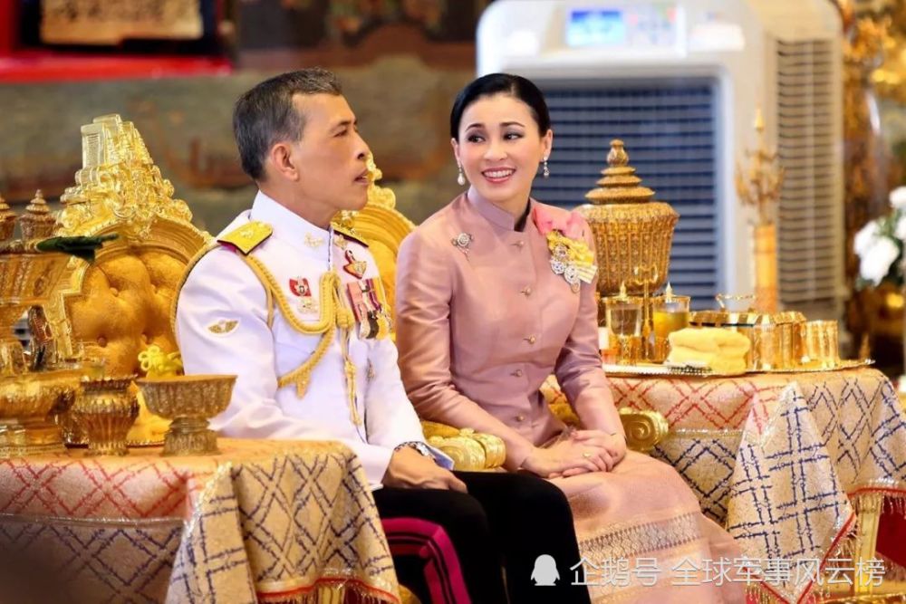 同样是穿传统礼服,西拉米王妃淡妆却明艳动人,苏提达化浓妆却遮不住