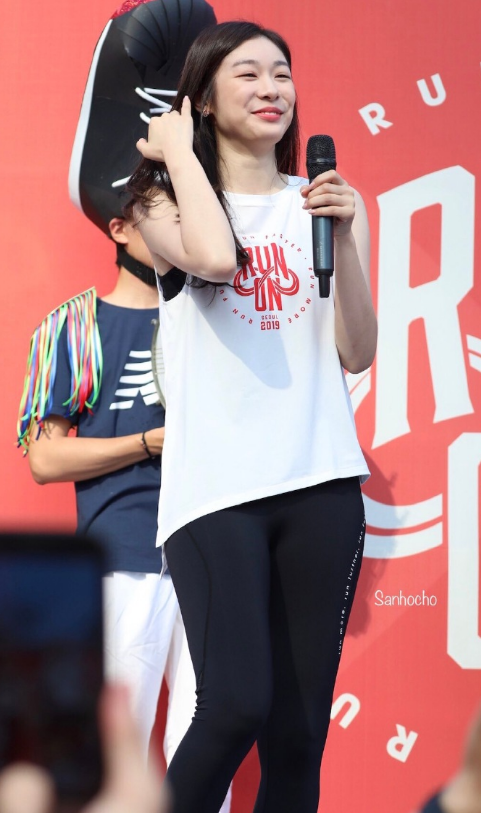 韩国前花滑女王金妍儿拍写真,短袖配拖地裤,曲线紧致秀长腿