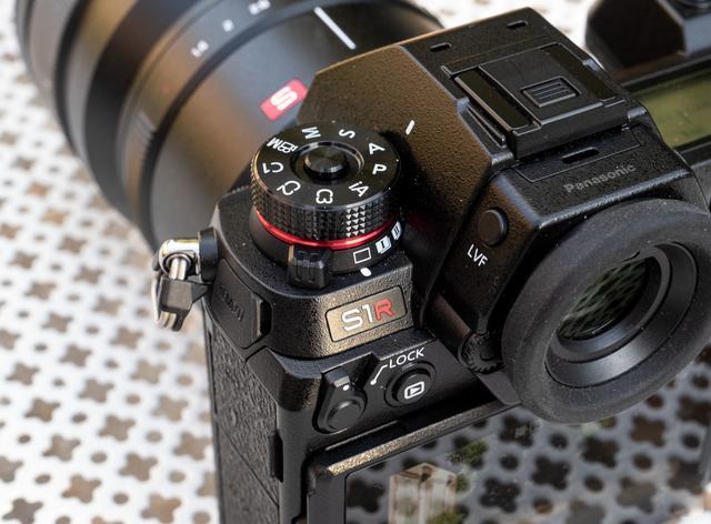 不同于尼康的z 7和佳能eos r,panasonic s1r有两个卡槽,一个卡槽是sd