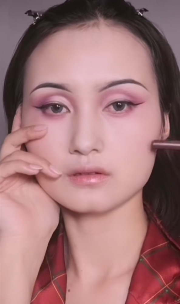 小姐姐画妲己仿妆,刚开始:欧美妆教程?结尾:女神,收下