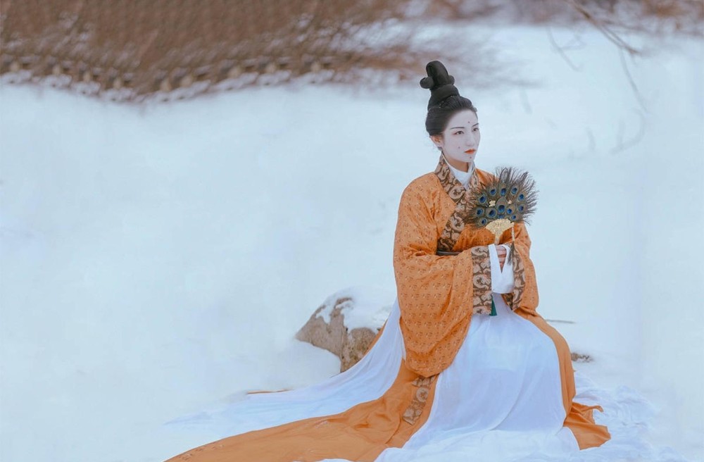 雪地里,着厚重古装画面靥的小姐姐