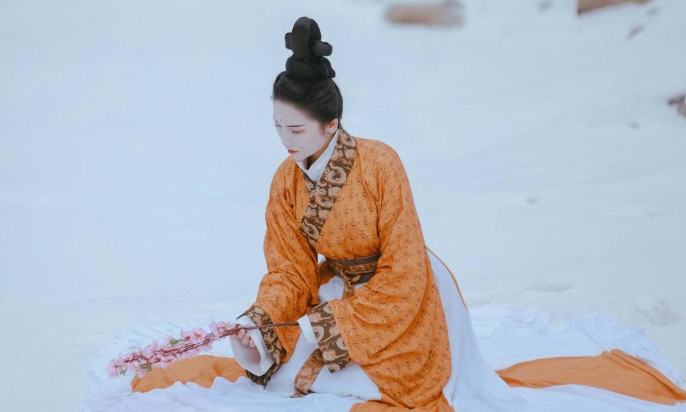 雪地里,着厚重古装画面靥的小姐姐