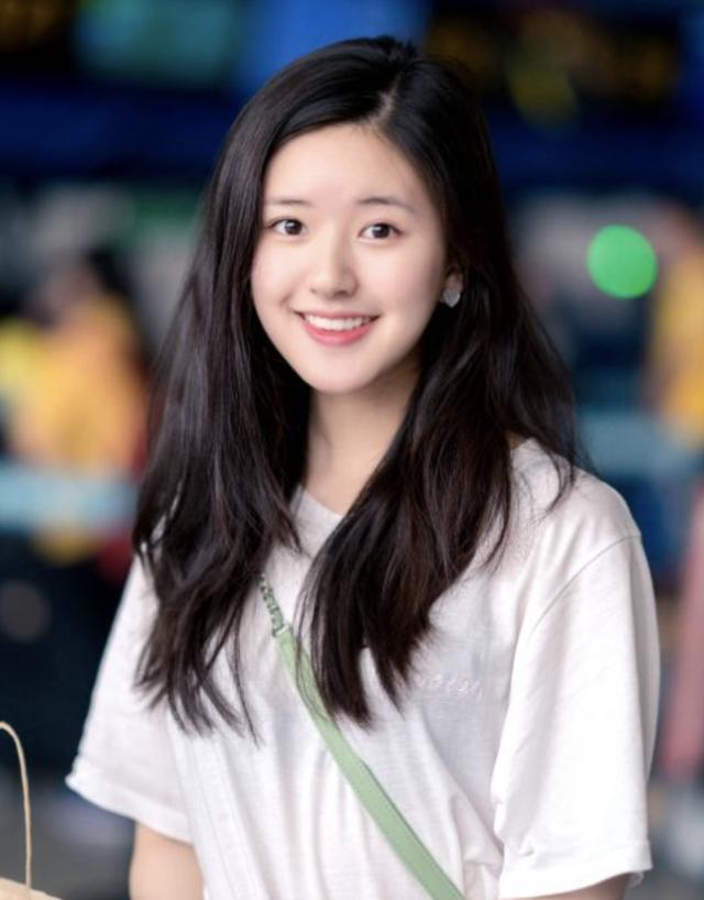 1998年出生的赵露思竟然撞脸课本封面,其实这位美女也是个学霸