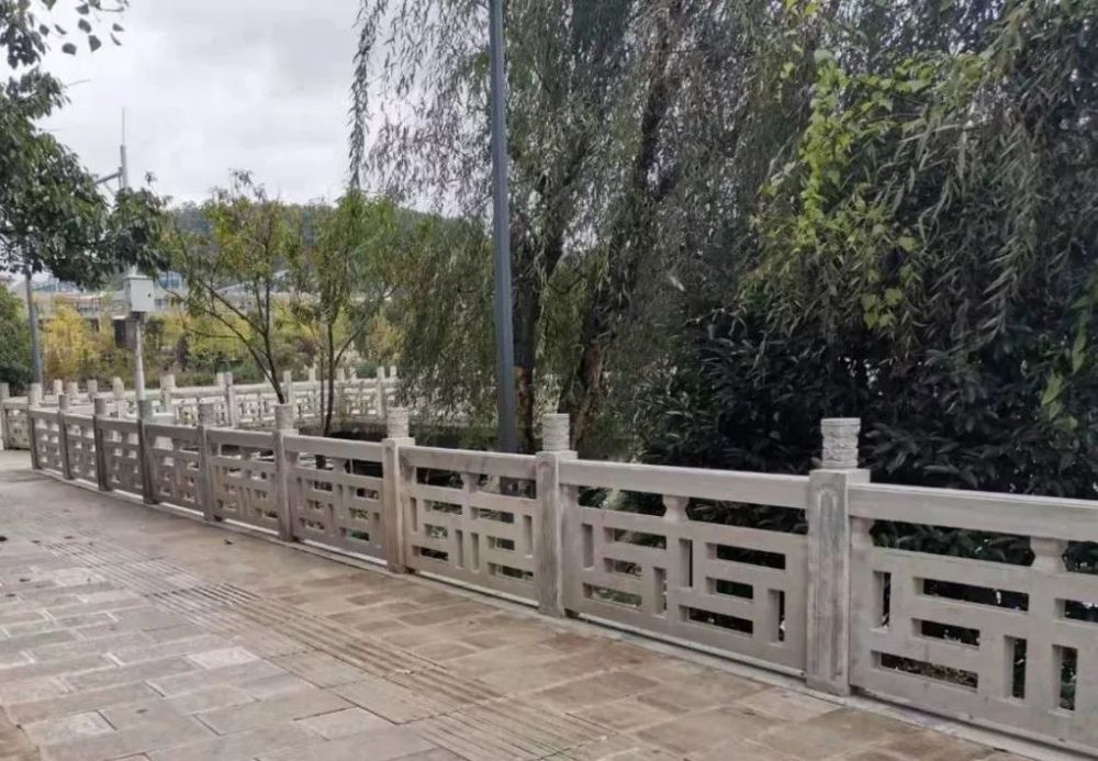 虹山湖玉女桥到金童桥步道装上石雕护栏!