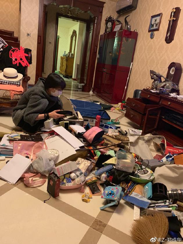 郑爽戴着口罩蹲杂物堆里收拾 爽爸:我家的拾荒