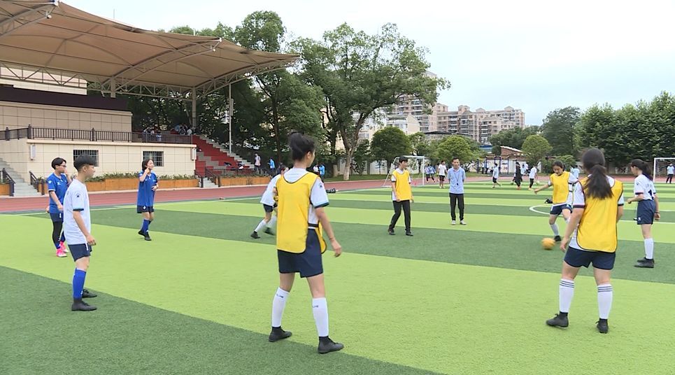 上饶市实验中学学生 参加足球运动增强了我的身体素质,磨