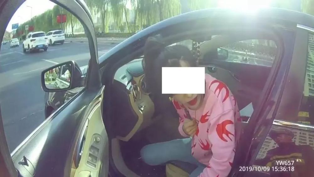 女司机突发病车停路中间 警车秒变救护车紧急送医