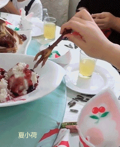 搞笑gif趣图:高铁服务专业的妹子,日常上课都是这样的!