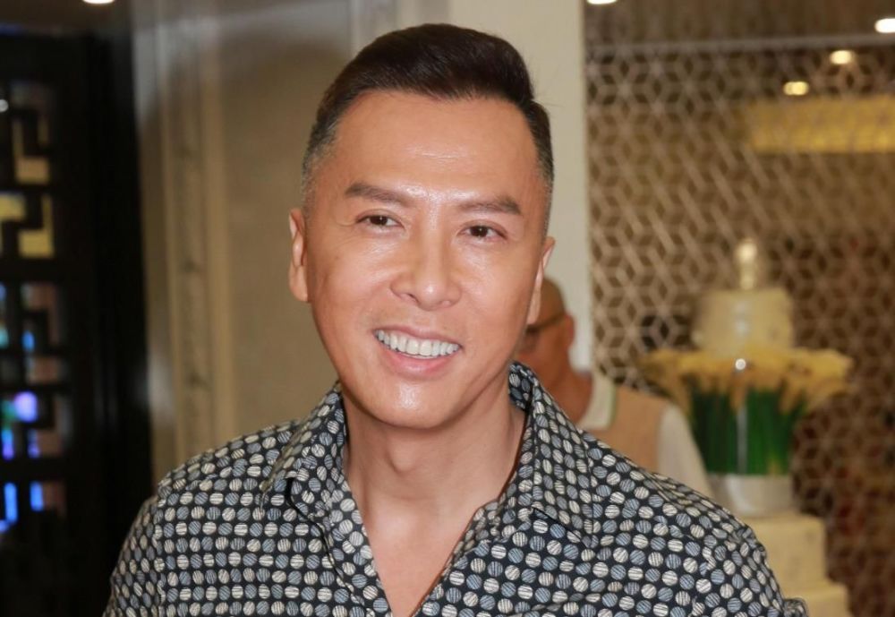 56岁甄子丹近照,隐藏了45年的亲妹妹,原来是我们熟悉的她