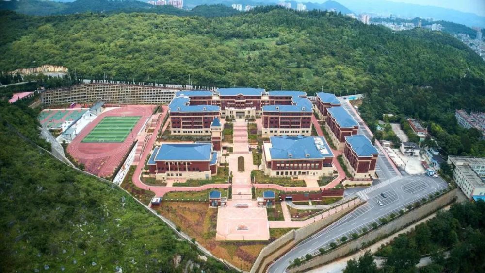 1997年5月建校,2018年8月从原校址(兴义市第八中学内)搬迁至现在的新