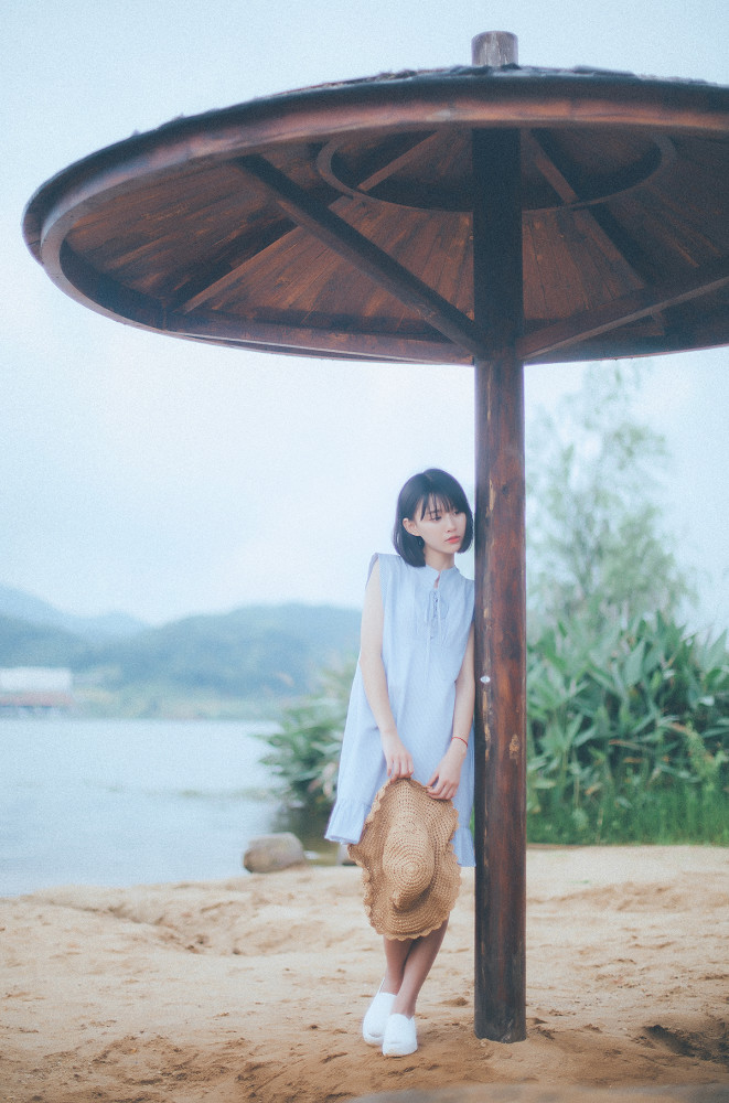 短发小姐姐海边写真,可爱又有气质