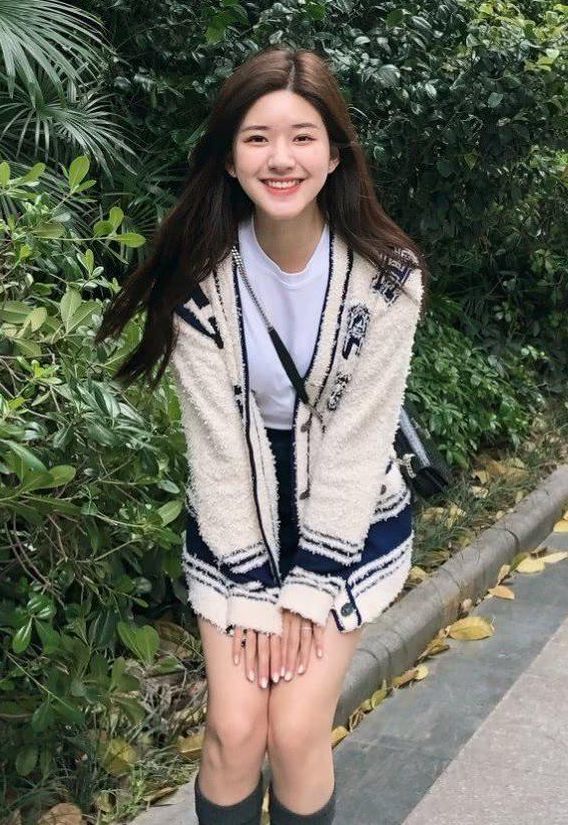 赵露思的"暖秋"穿搭,白t恤搭配毛呢外套,甜美又动人!