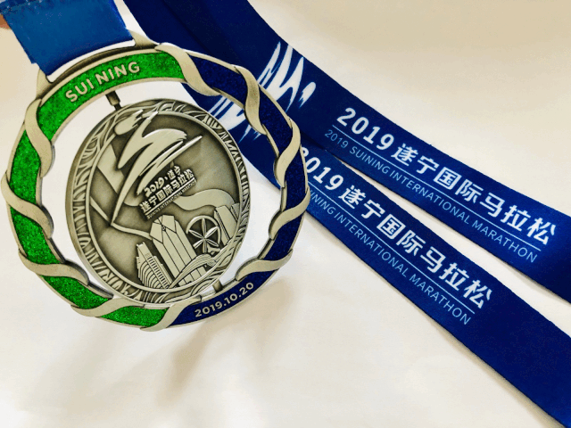 先睹为快,您有一块遂宁国际马拉松奖牌待领取