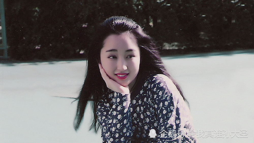 杨钰莹25年前一组青涩旧照,又纯又甜又可爱,嫩得像个瓷娃娃