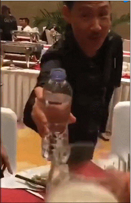 歌神也没有面子可讲,张学友拿矿泉水敬酒被拒绝,露出尴尬表情