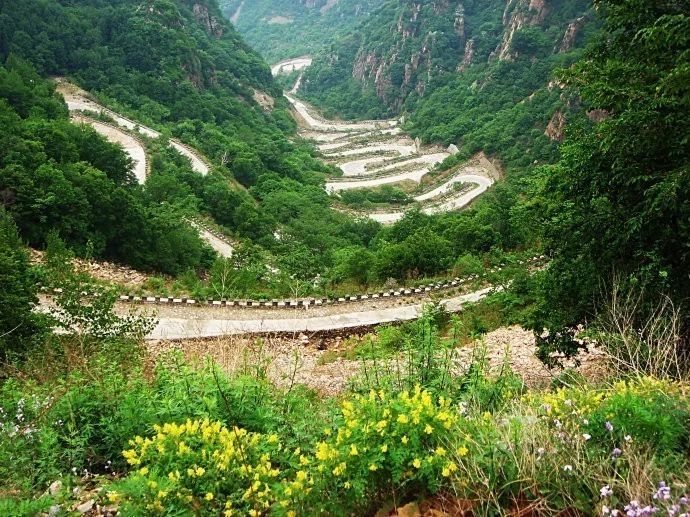 深秋季节山中色彩斑斓,美不胜收,驾车于盘山路上,十八盘,二十四拐,在
