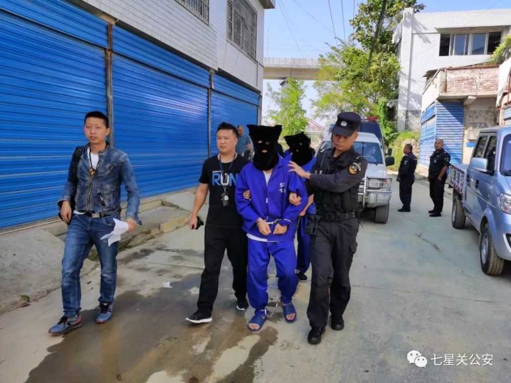 七星关警方押解26名涉黑涉恶犯罪嫌疑人