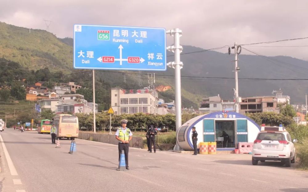 云南大理:弥渡交警积极应对节后交通安全管理工作