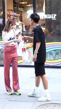 搞笑gif:小姐姐你就不要再撩我们直男了,真心受不了