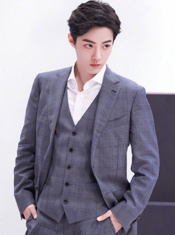 为什么肖战总是演少年,当看到他穿西服的霸道总裁时,承认是心动了