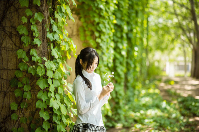 林间小路上的清纯马尾辫少女