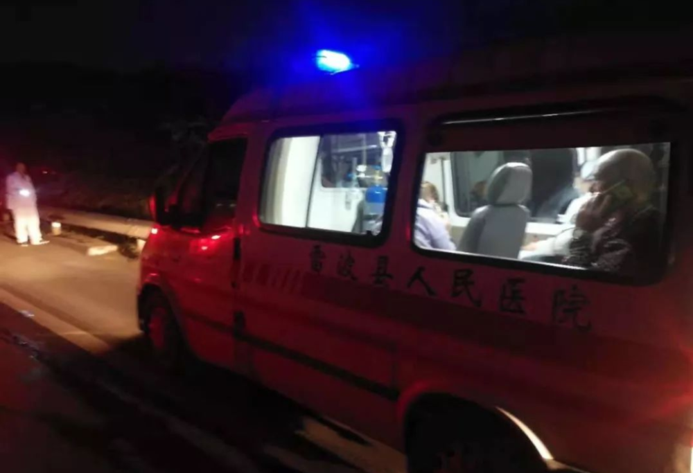 出租车堵住救护车,车上载有危重病人,司机强横:就不挪