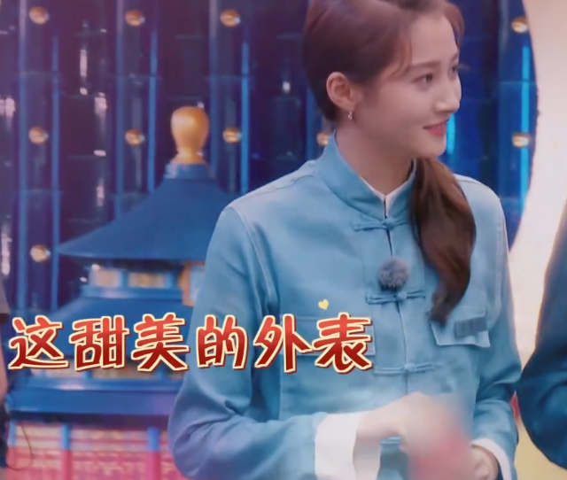 有种"嫌弃"叫关晓彤,看了她和黄明昊握手方式,不愧是鹿嫂!