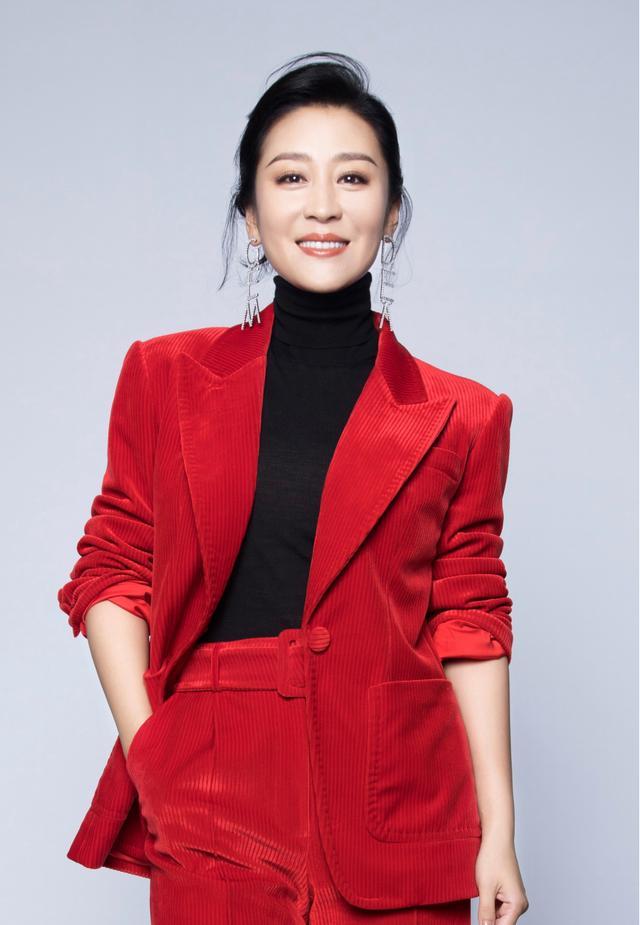 40岁苗圃高调亮相,穿红色西装配阔腿裤气质好飒,夸张耳环好抢眼