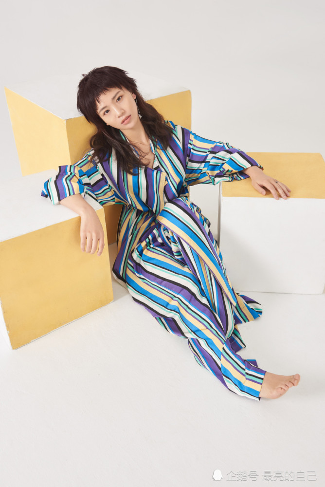 黄英精美壁纸合集,条纹连衣套装,少女感十足!