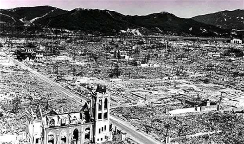 原子弹能轻易抹平一座城,广岛核爆300米外,这个女人却