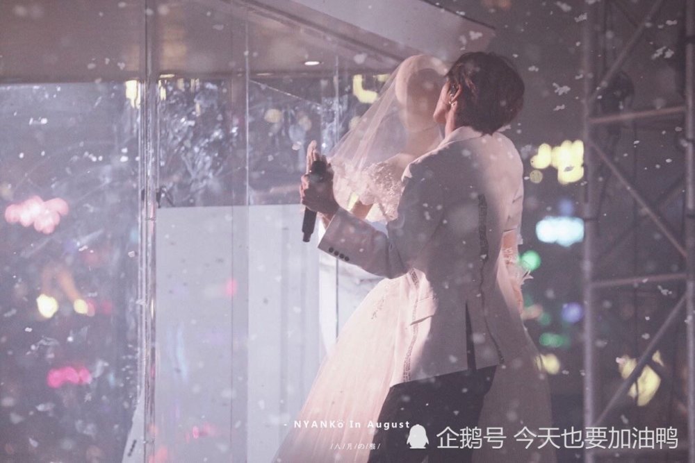 蔡徐坤白色西装上演初雪梦幻婚礼,看清怀里的新娘,ikun哭了