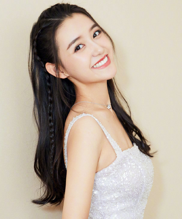 蒋依依卧室大公开,床上的东西太吸睛,试问哪个00后女孩不想要