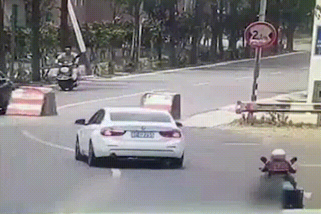 搞笑gif动图:看看这些司机们的技术 尤其是女司机