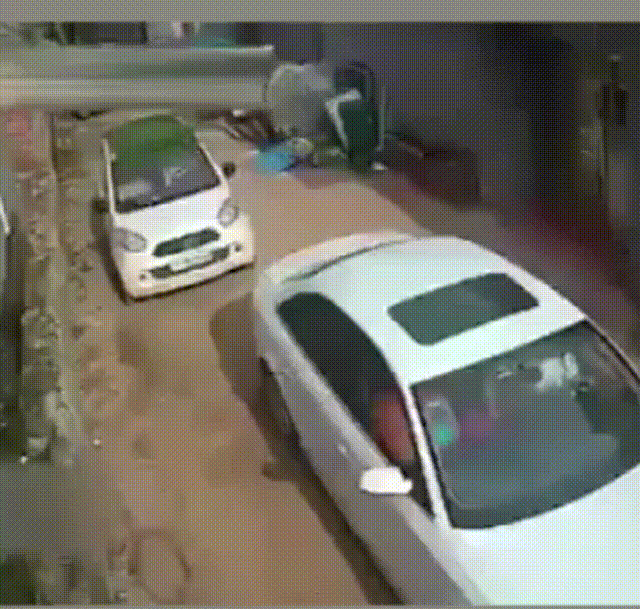 搞笑gif动图:看看这些司机们的技术 尤其是女司机