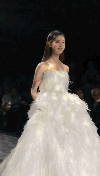陈都灵上海时装周t台首秀,一袭羽毛裙闪耀开场